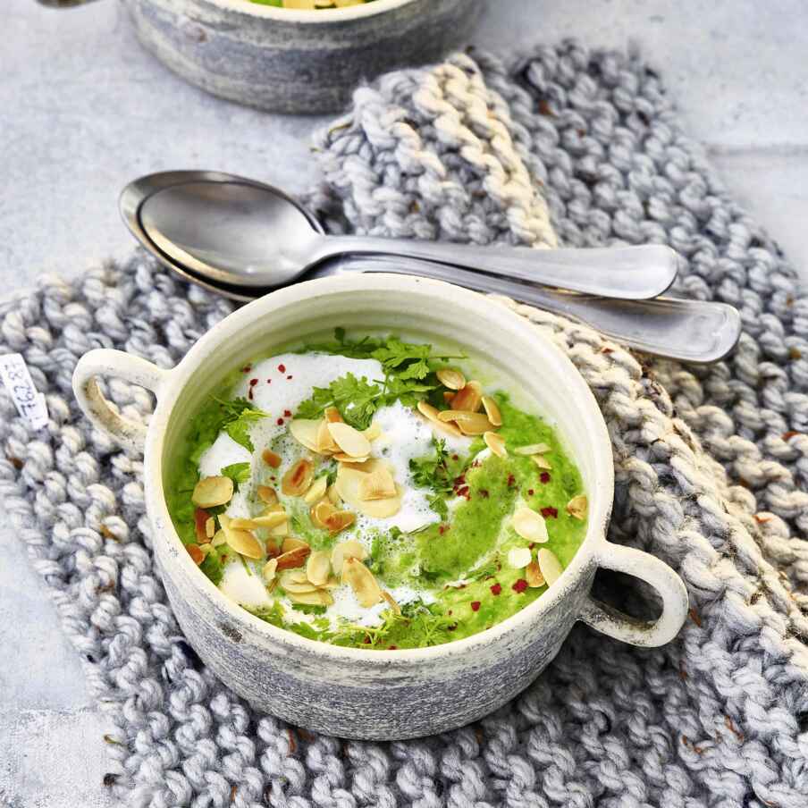 Erbsensüppchen mit Kerbel und gerösteten Mandeln Rezept | Küchengötter Erbsensüppchen mit Kerbel und gerösteten Mandeln Rezept | Küchengötter