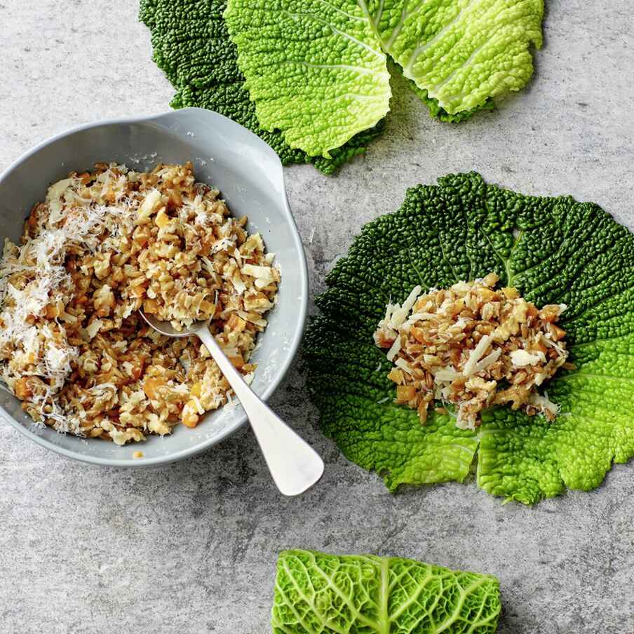 Wirsing-Päckchen mit Tomatensugo Rezept | Küchengötter Wirsing-Päckchen mit Tomatensugo Rezept | Küchengötter