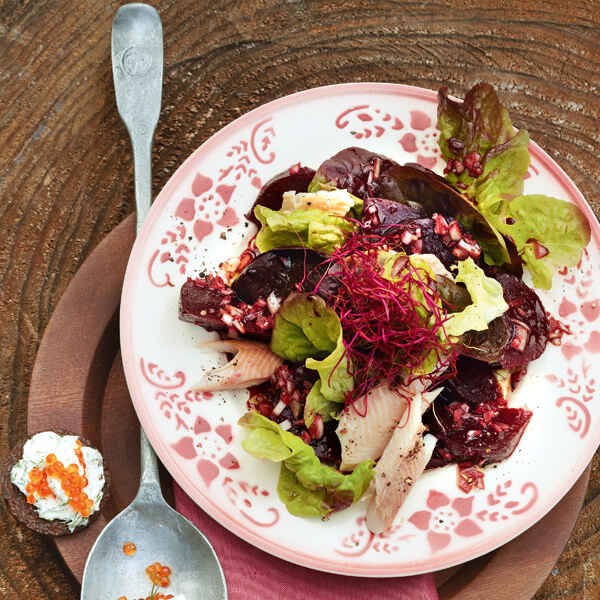 Blattsalat mit Roter Bete und Räucherforelle Rezept | Küchengötter