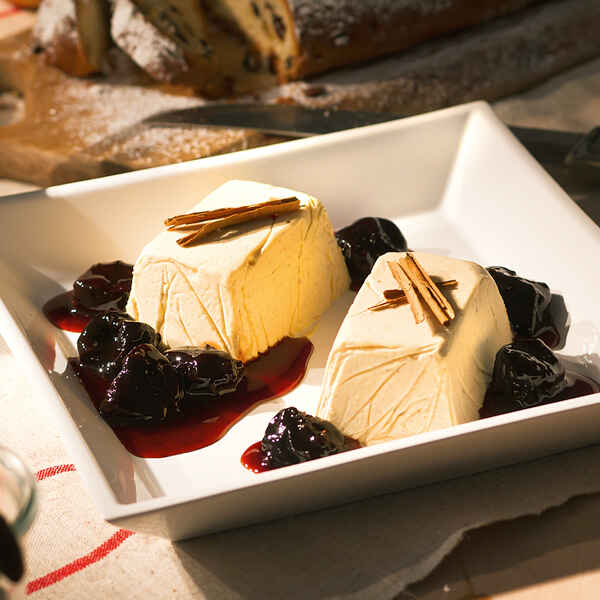 Zimtparfait mit Rotweinzwetschgen Rezept | Küchengötter