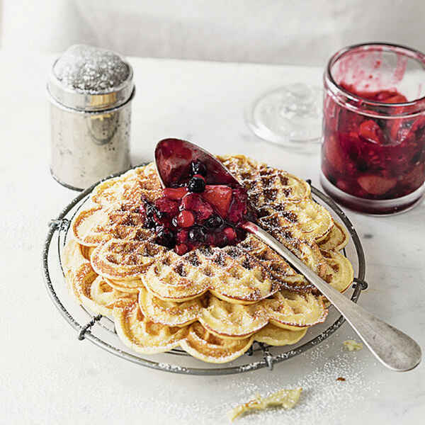 Brandteigwaffeln mit Beerengrütze Rezept | Küchengötter Brandteigwaffeln mit Beerengrütze Rezept | Küchengötter