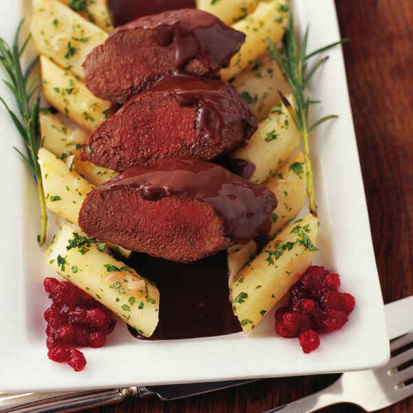 Rehrücken mit Holunder-Kardamom-Schokoladensauce Rezept | Küchengötter Rehrücken mit Holunder-Kardamom-Schokoladensauce Rezept | Küchengötter