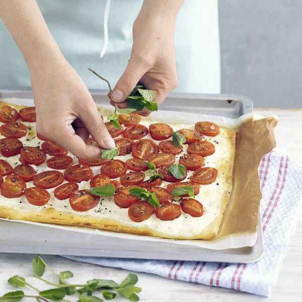 Schnelle Pizza mit Schafskäsecreme und Tomaten Rezept | Küchengötter Schnelle Pizza mit Schafskäsecreme und Tomaten Rezept | Küchengötter