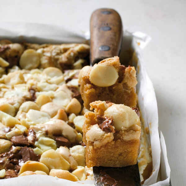 Blondies mit Macadamianüssen Rezept | Küchengötter Blondies mit Macadamianüssen Rezept | Küchengötter
