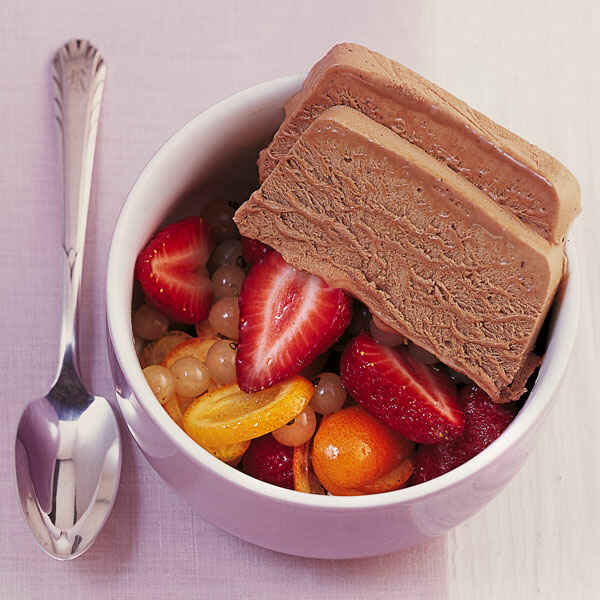 Schokoparfait mit Beerensalat Rezept | Küchengötter Schokoparfait mit Beerensalat Rezept | Küchengötter