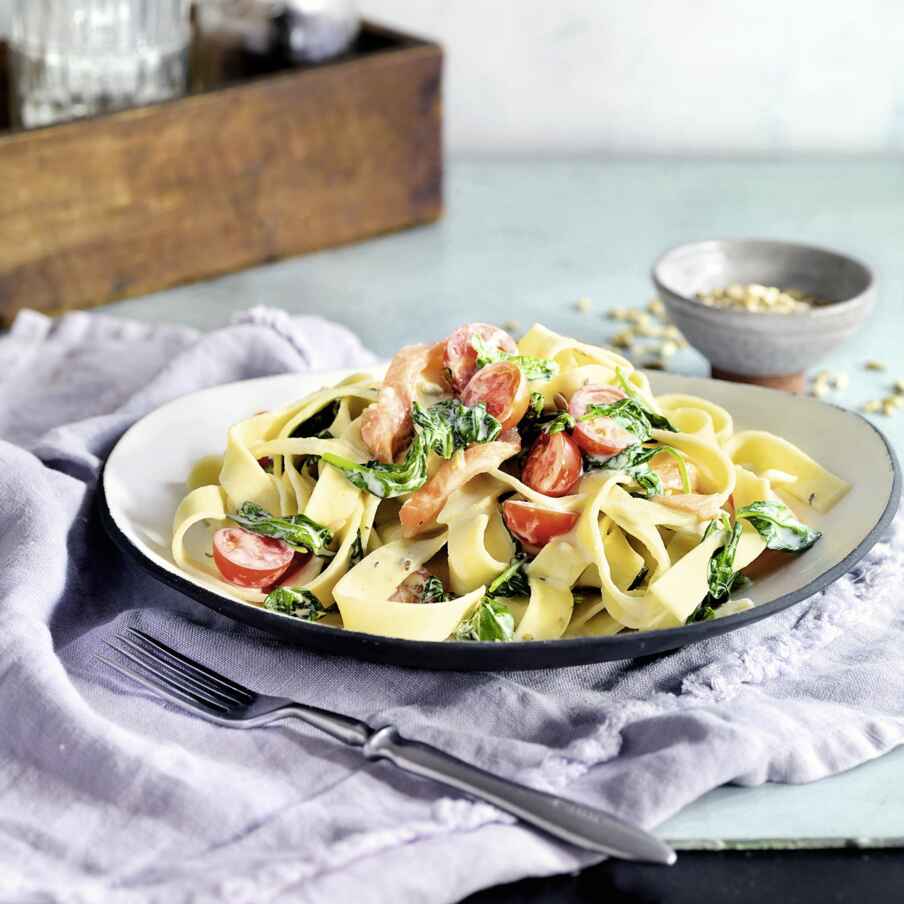 Blitz-Nudeln mit Lachs und Spinat Rezept | Küchengötter