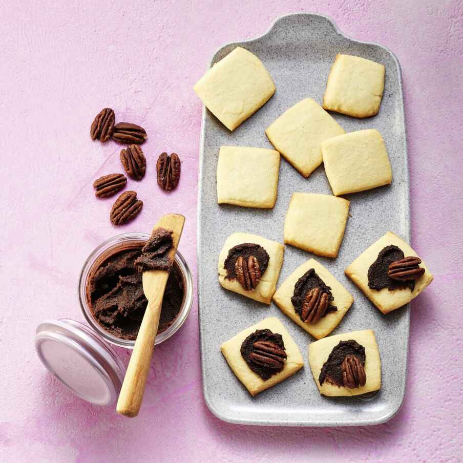 Zuckerfreies Shortbread mit Schokocreme und Pekannüssen Rezept ... Zuckerfreies Shortbread mit Schokocreme und Pekannüssen Rezept ...