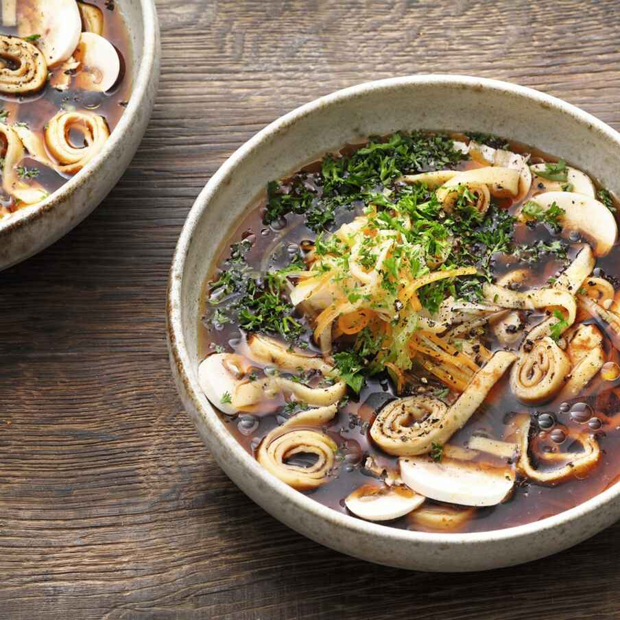 Wildkraftbrühe mit Flädle Rezept | Küchengötter Wildkraftbrühe mit Flädle Rezept | Küchengötter