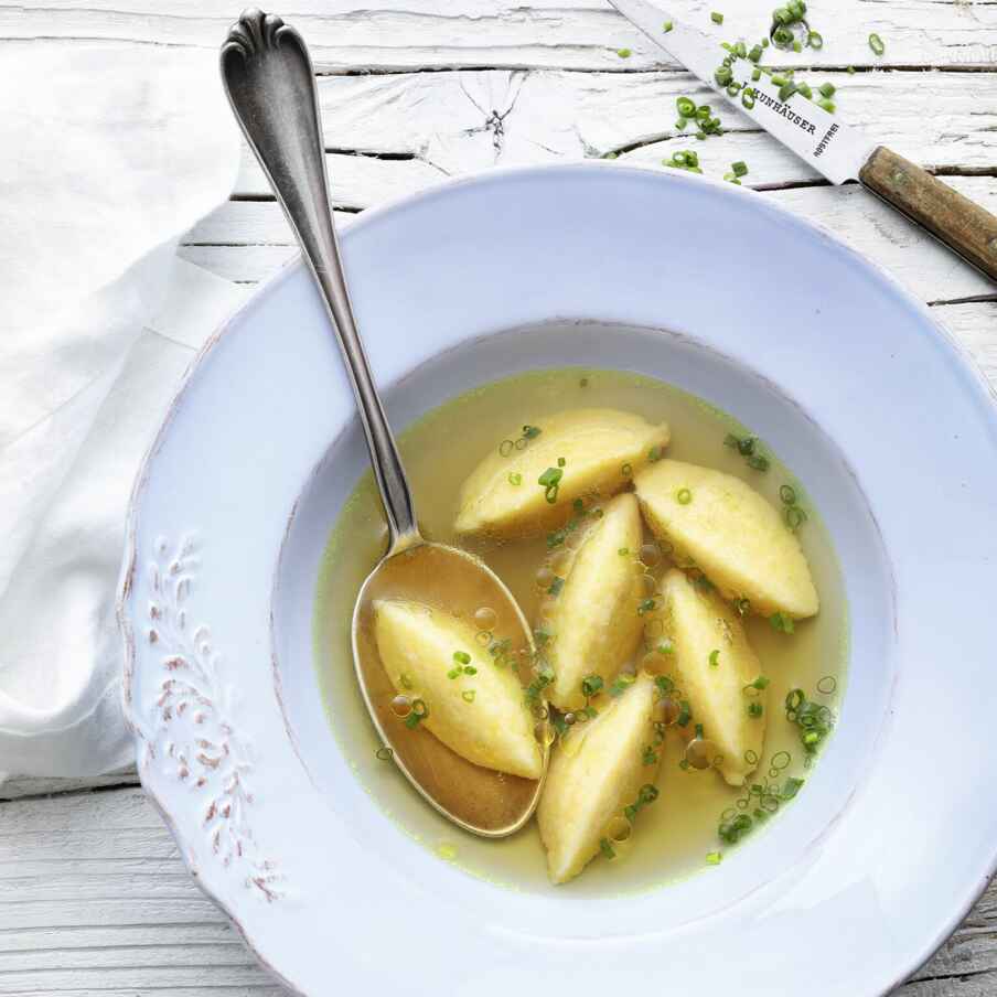 Grießnockerlsuppe mit selbst gemachter Brühe Rezept | Küchengötter