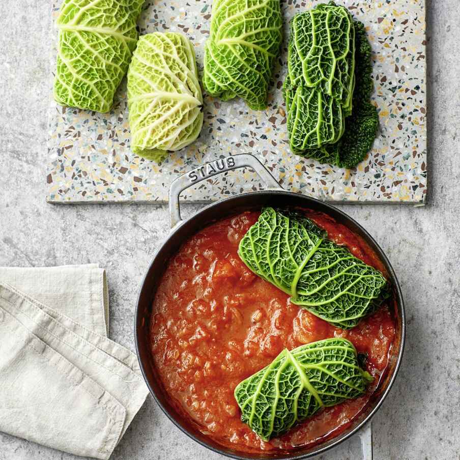 Wirsing-Päckchen mit Tomatensugo Rezept | Küchengötter Wirsing-Päckchen mit Tomatensugo Rezept | Küchengötter