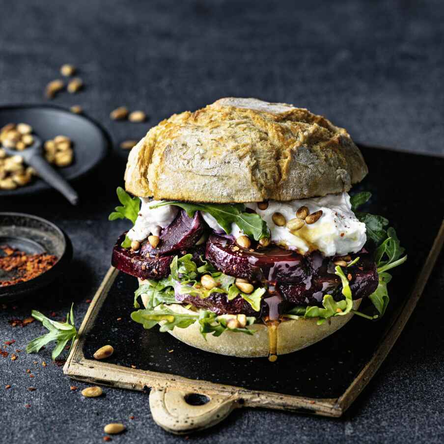 Ratzfatz-Burger mit Roter Bete und Burrata Rezept | Küchengötter Ratzfatz-Burger mit Roter Bete und Burrata Rezept | Küchengötter
