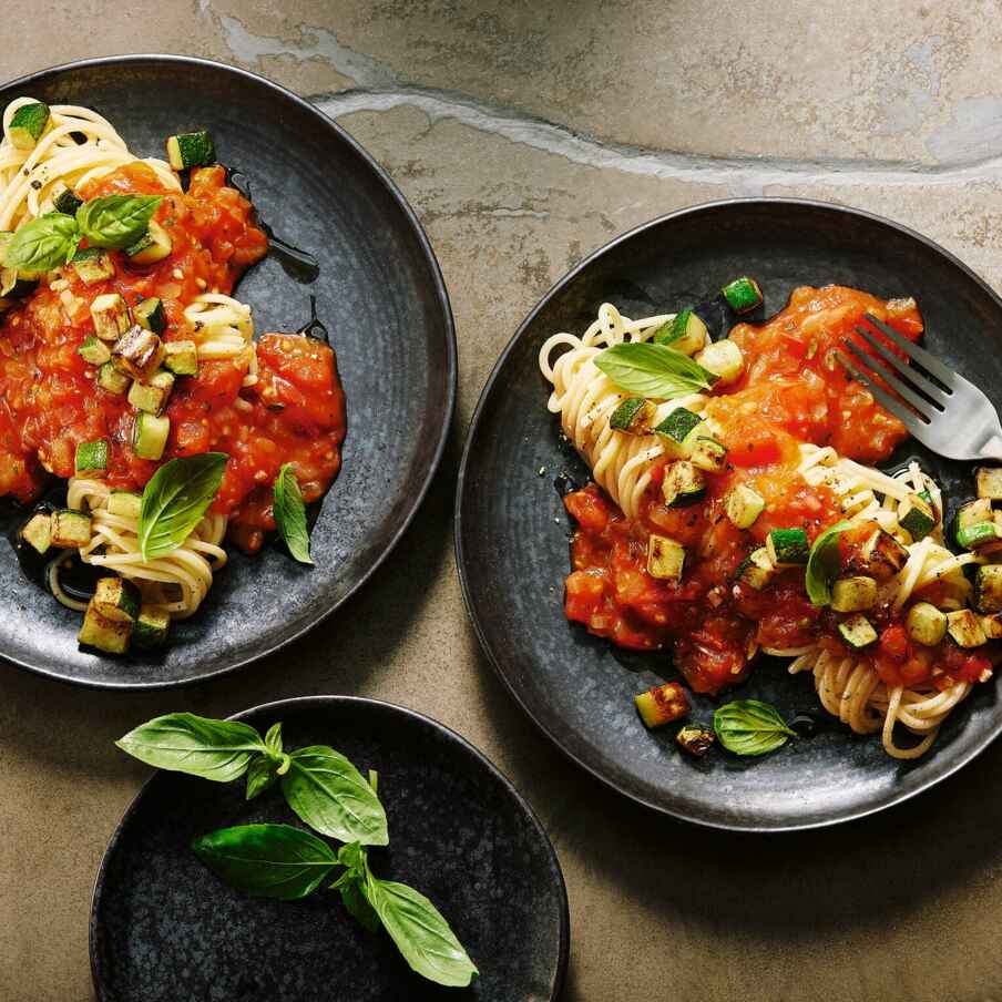 Tomatensugo mit Zucchini Rezept | Küchengötter