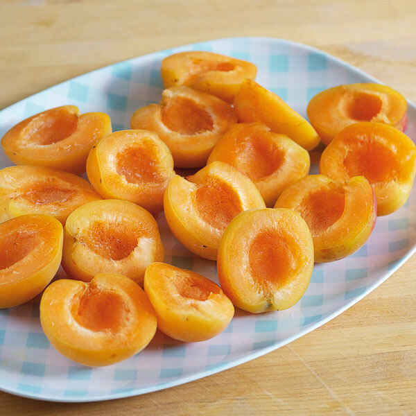 Aprikoseneis mit Mandelkrokant Rezept | Küchengötter Aprikoseneis mit Mandelkrokant Rezept | Küchengötter