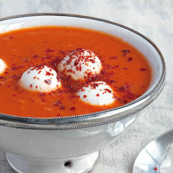 Tomatensuppe mit Mozzarellakugeln Rezept | Küchengötter