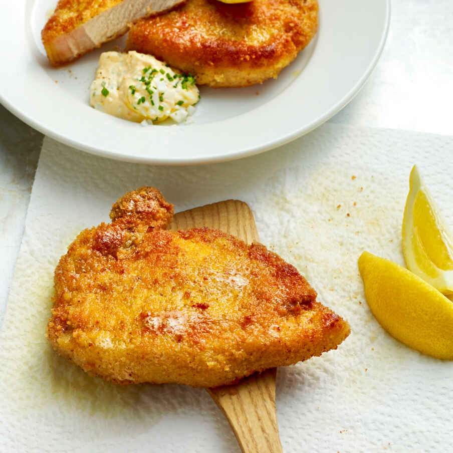 Panierte Schweinekoteletts mit Eiersoß Rezept | Küchengötter Panierte Schweinekoteletts mit Eiersoß Rezept | Küchengötter
