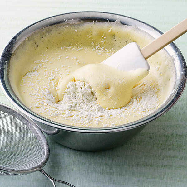 Biskuitwaffeln mit Pfirsich und Himbeersauce Rezept | Küchengötter Biskuitwaffeln mit Pfirsich und Himbeersauce Rezept | Küchengötter