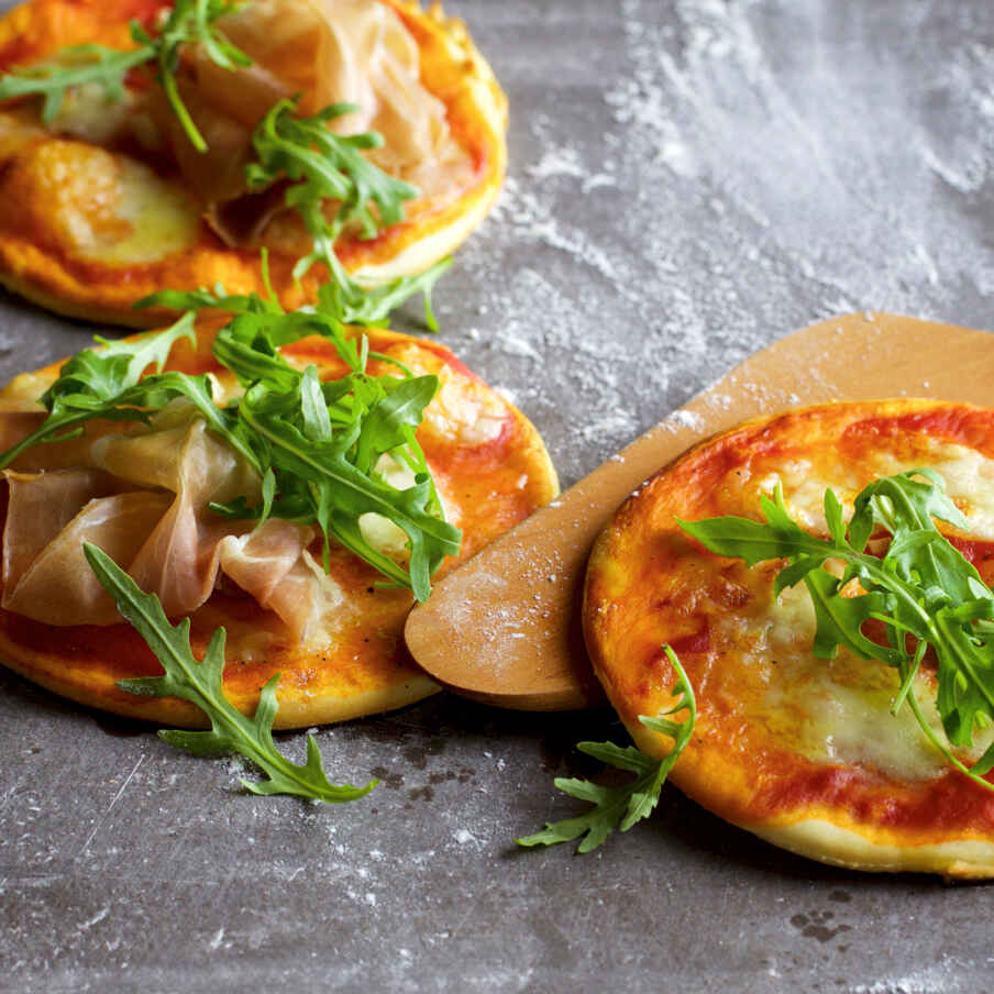 Schnelle Mini-Pizzen mit Rucola Rezept | Küchengötter