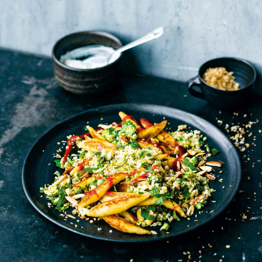 Schupfnudeln mit Gemüse-Pangrattato Rezept | Küchengötter Schupfnudeln mit Gemüse-Pangrattato Rezept | Küchengötter