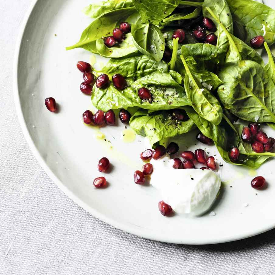 Spinatsalat mit Granatapfel und Skyr Rezept | Küchengötter