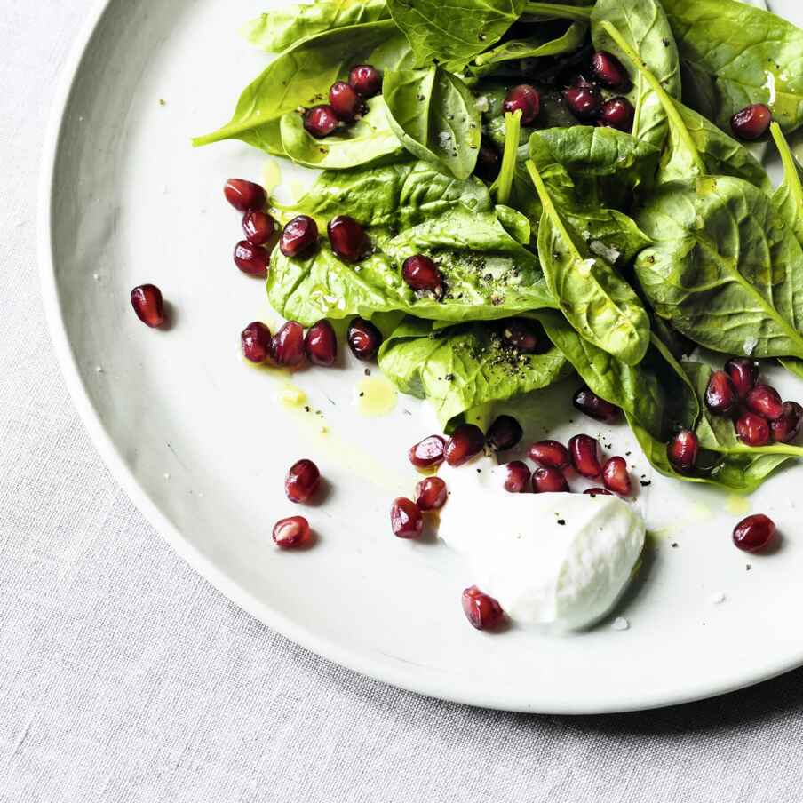 Spinatsalat mit Granatapfel und Skyr Rezept | Küchengötter Spinatsalat mit Granatapfel und Skyr Rezept | Küchengötter