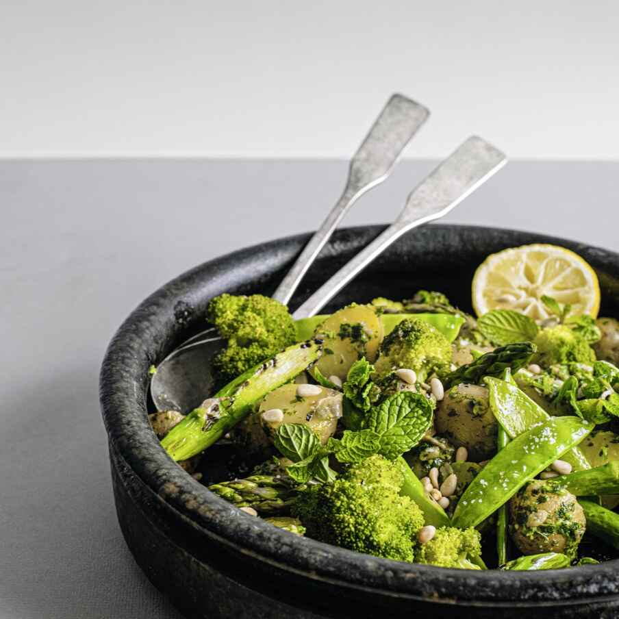 Lauwarmer Kartoffelsalat mit grünem Gemüse und Pesto Rezept | Küchengötter Lauwarmer Kartoffelsalat mit grünem Gemüse und Pesto Rezept | Küchengötter