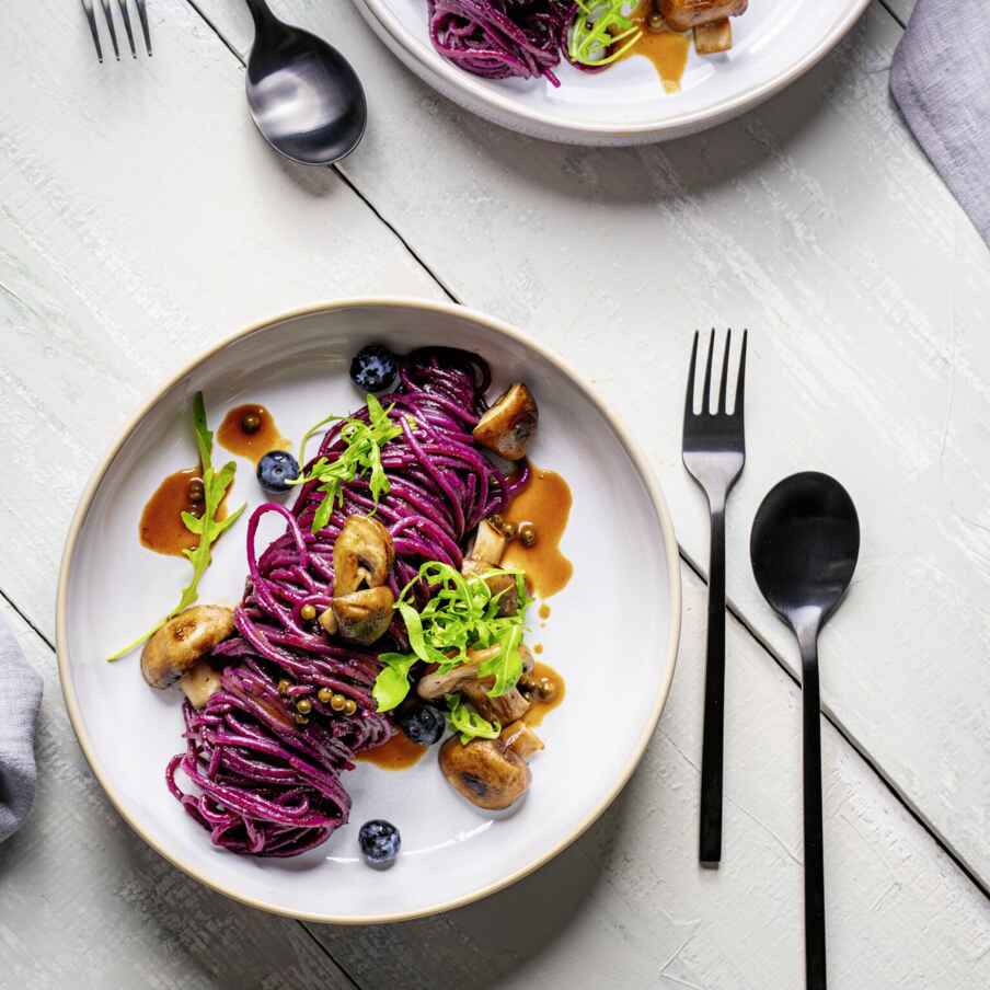 Heidelbeer-Pasta mit Pfannen-Egerlingen und Pfefferrahm Rezept ... Heidelbeer-Pasta mit Pfannen-Egerlingen und Pfefferrahm Rezept ...