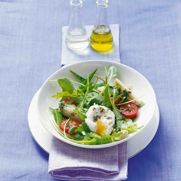 Frühlingssalat mit pochierten Eiern Rezept | Küchengötter Frühlingssalat mit pochierten Eiern Rezept | Küchengötter