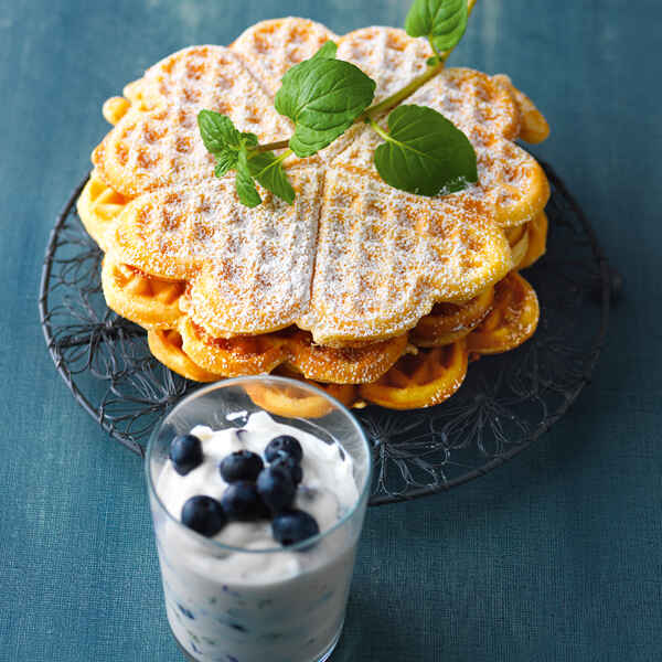 Schnelle Vanillewaffeln mit Heidelbeerquark