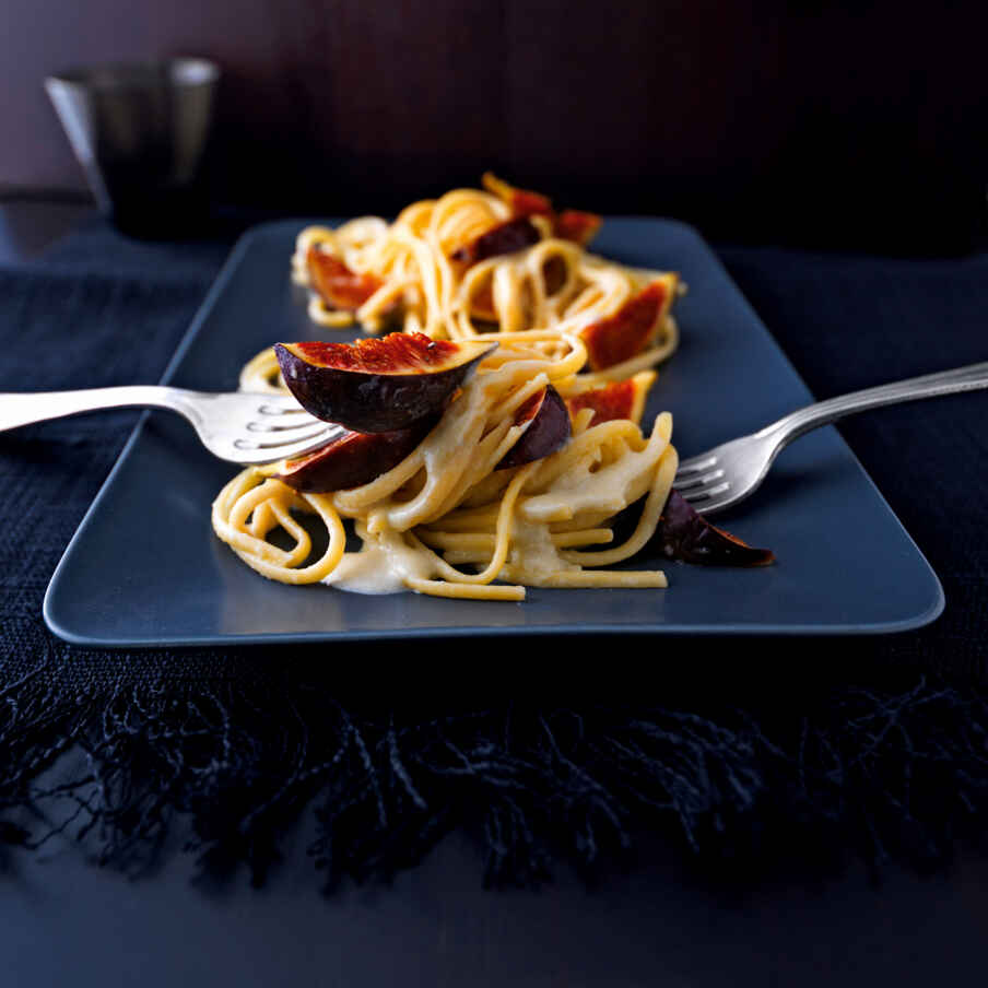 Linguine mit Feigen in pfeffriger Roquefortcreme Rezept | Küchengötter
