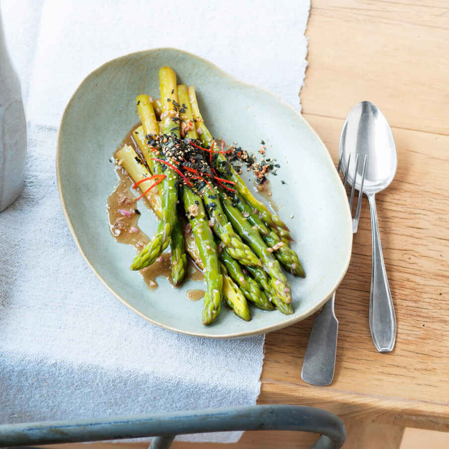 Grüner Spargelsalat mit Sesamöl-Vinaigrette Rezept | Küchengötter Grüner Spargelsalat mit Sesamöl-Vinaigrette Rezept | Küchengötter