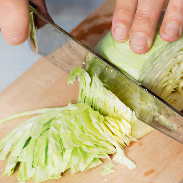 Krautsalat mit geräuchertem Speck Rezept | Küchengötter Krautsalat mit geräuchertem Speck Rezept | Küchengötter