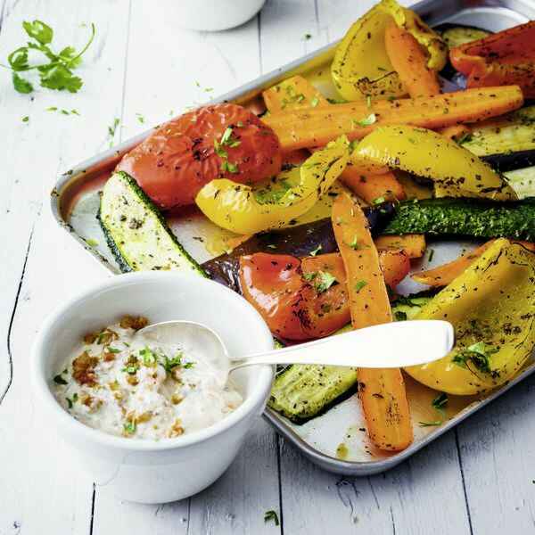 Mediterranes Grillgemüse an Tomaten-Oliven-Quark Rezept | Küchengötter Mediterranes Grillgemüse an Tomaten-Oliven-Quark Rezept | Küchengötter