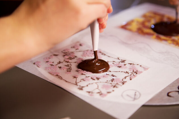 Schokolollies selber machen Lollies mit Schokolade malen