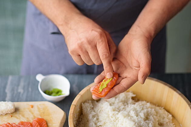 Sushi selber essen Nigiri Wassabi auf Fisch geben