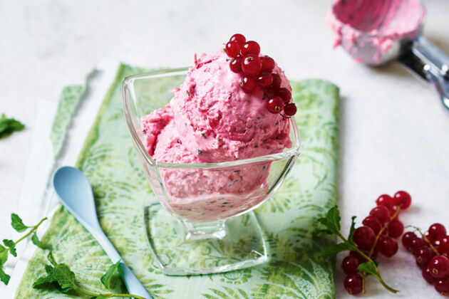 Johannisbeer-Buttermilch-Eiscreme