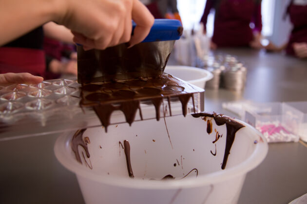 Formpralinen selber machen Schokolade absreichen