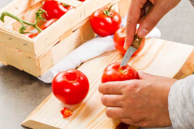 tomaten-haeuten-stielansatz-entfernen