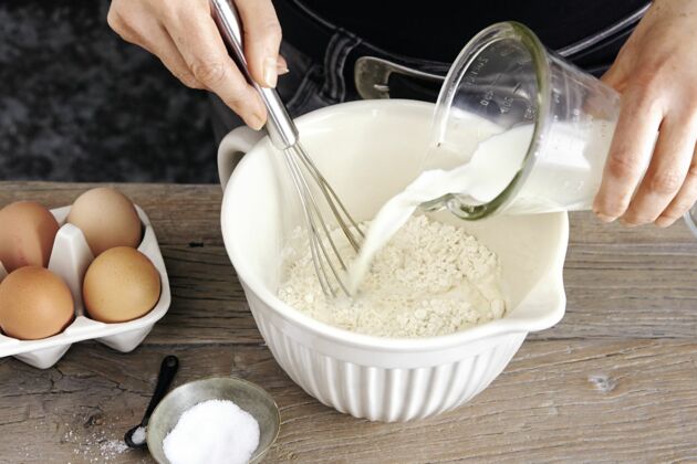 Zubereitung Pfannkuchen - Mehl und Milch mischen