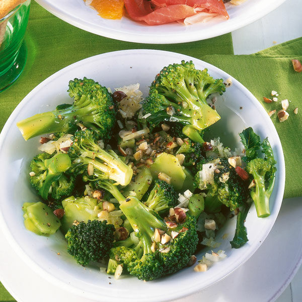 Brokkoli mit Nüssen Rezept | Küchengötter