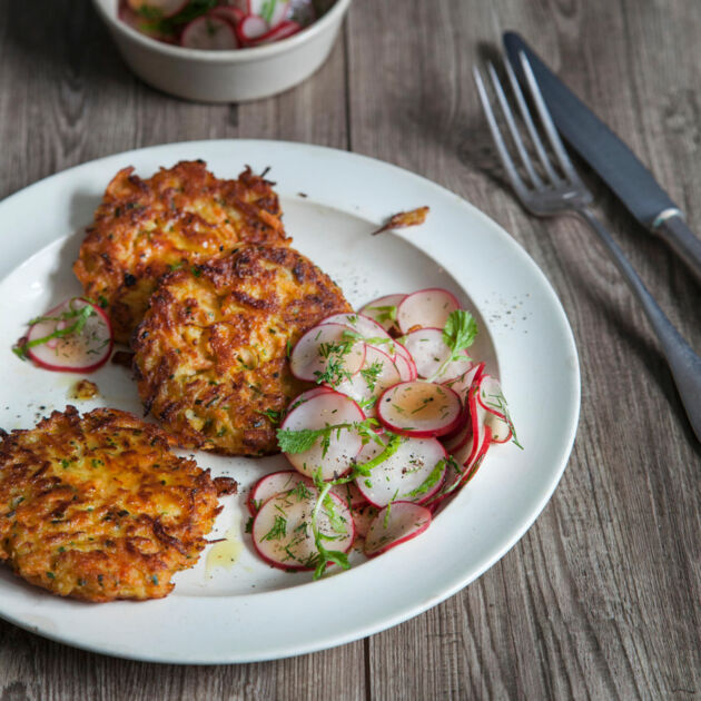 Vegane Kohlrabi Mohren Puffer Mit Radieschensalat Rezept Kuchengotter 