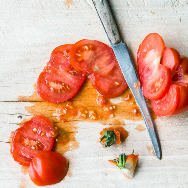 Schnitzel Tomate Mozzarella Tomaten schneiden
