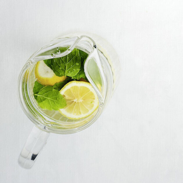 Glas mit Mineralwasser mit Zitronenenscheiben und Eiswürfeln  *~* *~ 
