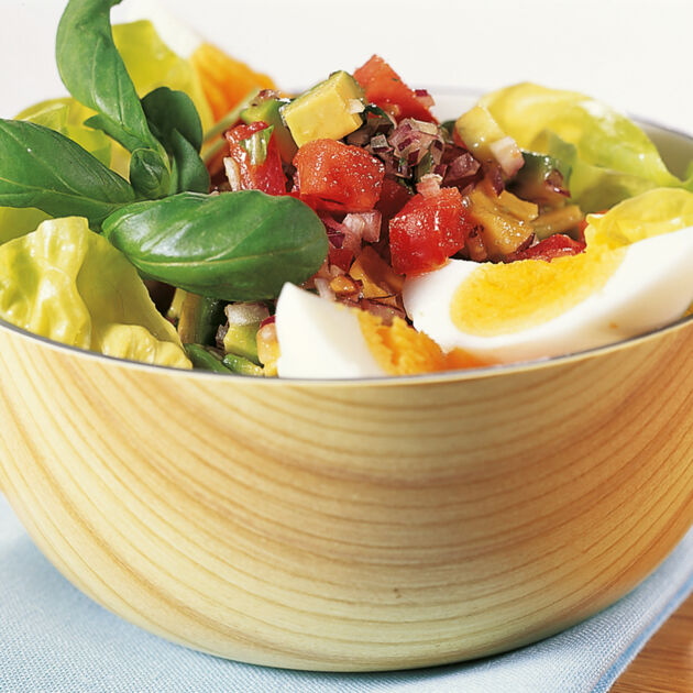 Basic cooking: Salat mit Ei und Avocado