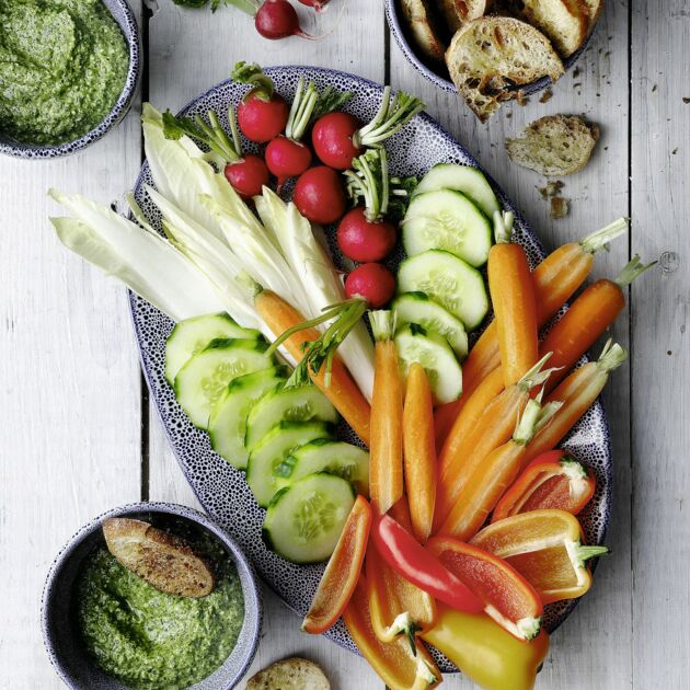 Rohkost und Brotchips mit Salsa verde