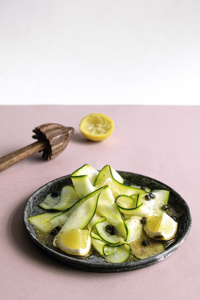 Zucchinisalat-mit-gerösteten-Kapern Zucchinisalat-mit-gerösteten-Kapern