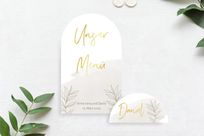 Elegante Menükarten in Bogenform mit Goldfolien von Hochzeitsplaza Menükarten zur Hochzeit