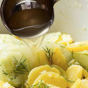 Kartoffelsalat richtig zubereiten Brühe