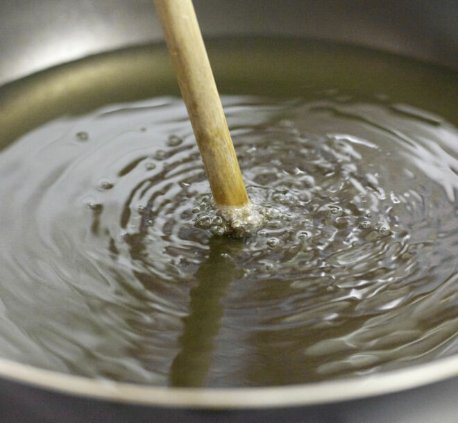 Cronut selber machen Tipp Temperatur des Öls testen