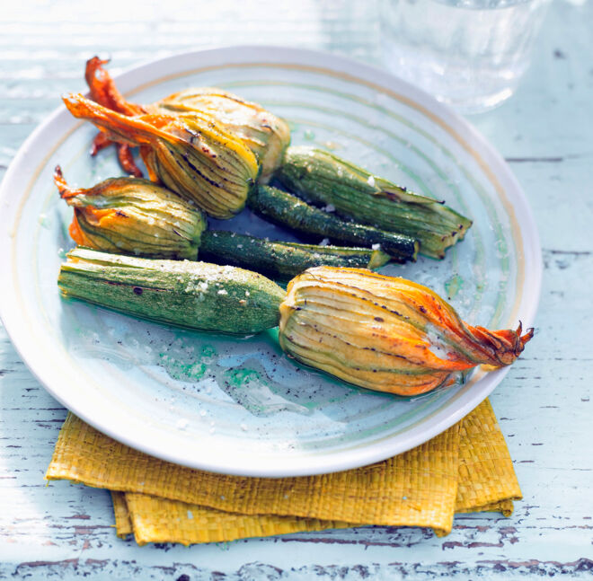 Gefüllte Zucchiniblüten mit Ricotta und Parmesan Gefüllte Zucchiniblüten mit Ricotta und Parmesan