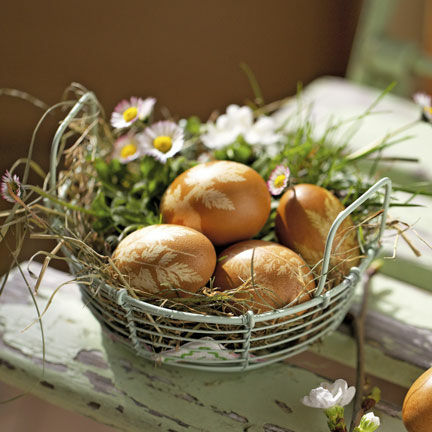 Eine alte und ganz einfache Möglichkeit Ostereier zu färben ist das Kochen in Zwiebelschalen. Ostereier mit Zwiebeln färben